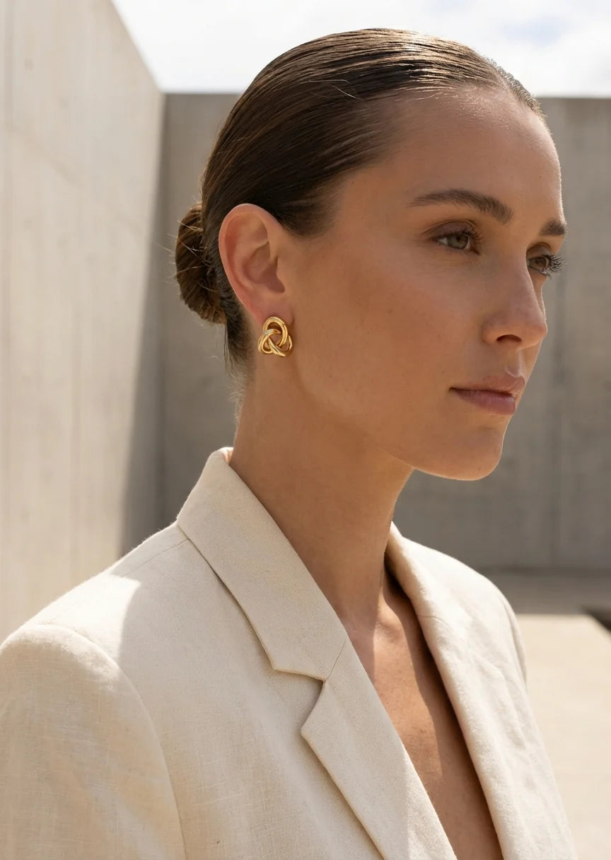 Gold knot stud earring