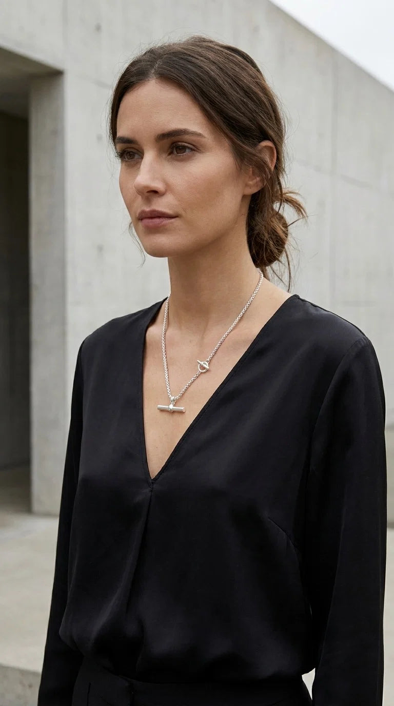 Silver necklace with double T-bar design